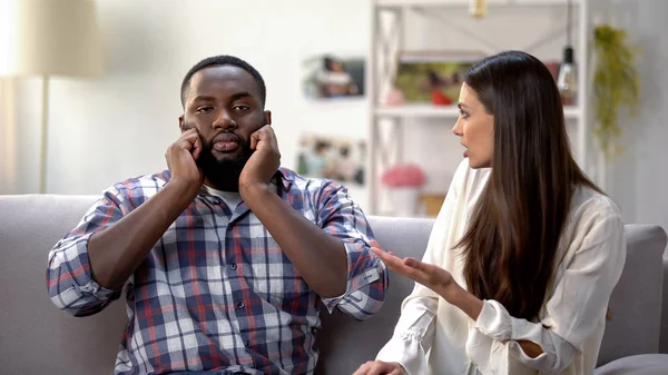 ガールフレンドとの会話を無視する不愉快な黒人男性 意見の相違問題 — ストック写真