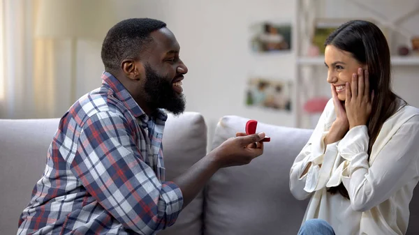 Zwarte Man Maken Voorstel Gelukkig Emotionele Vriendin Verlovingsring Liefde — Stockfoto