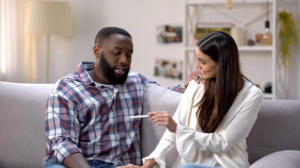 Vrouw Die Zwangerschapstest Aan Gelukkige Afro Amerikaanse Boyfriend Toont Positief — Stockfoto