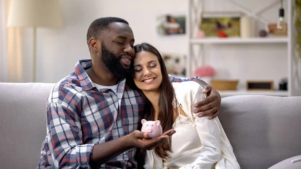 Multiraciaal Paar Holding Piggy Bank Knuffelen Hypotheek Voor Jonge Gezinnen — Stockfoto