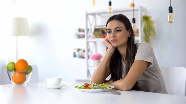 Senhora Insatisfeita Com Salada Sonhando Com Junk Food Dieta Saudável — Fotografia de Stock