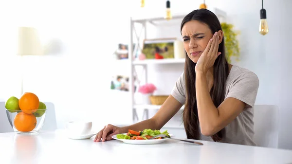 Mulher Comendo Salada Sentindo Dor Dente Excesso Ácido Produtos Saúde — Fotografia de Stock