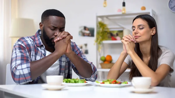 Jovem Casal Mestiço Rezando Antes Almoço Salada Vegetariana Saudável Mesa — Fotografia de Stock