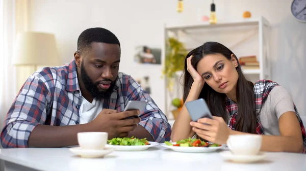Obrażona Para Ras Mieszanych Przy Użyciu Smartfonów Podczas Obiadu Nieporozumień — Zdjęcie stockowe