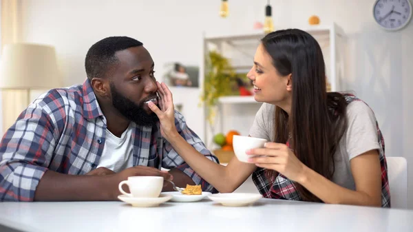 Nice Mixed Race Par Äta Efterrätt Kvinna Torka Grädde Från — Stockfoto