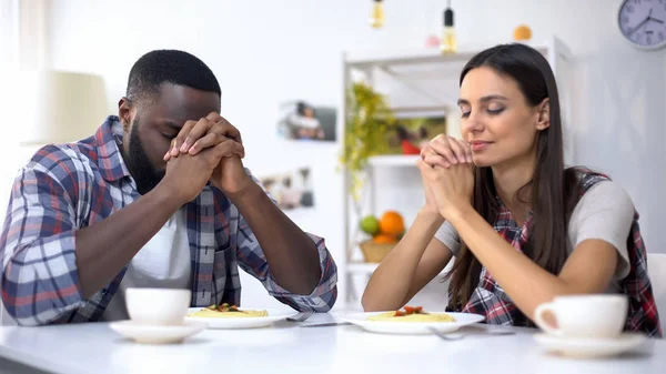 Jovem Casal Multiétnico Rezando Antes Almoço Agradecendo Deus Pela Refeição — Fotografia de Stock