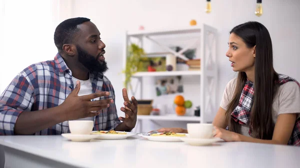 Znepokojený Multietnický Pár Během Oběda Doma Dohadoval Problémy Vztahem — Stock fotografie