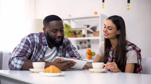 Mixed Race Familie Scrollen Tablet Tijdens Het Ontbijt Online Winkelen — Stockfoto