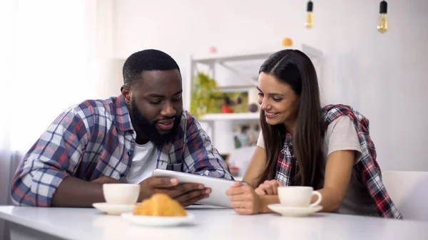 Jovem Casal Multiétnico Beber Café Escolher Viagem Férias Tablet — Fotografia de Stock