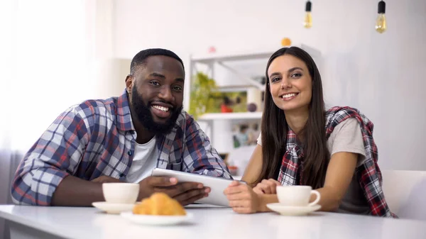 Sorrindo Família Multiétnica Usando Tablet Durante Café Manhã Olhando Para — Fotografia de Stock