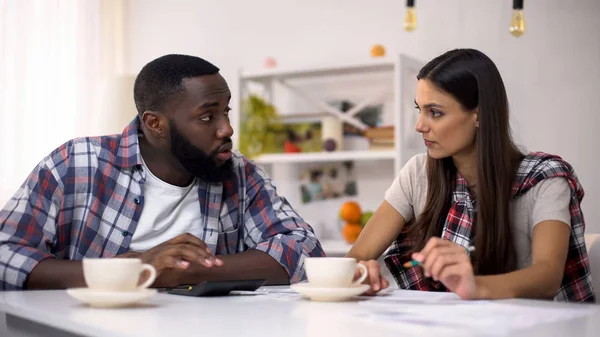 Zwarte Man Jonge Dame Planning Familie Budget Tellen Inkomen Uitgaven — Stockfoto