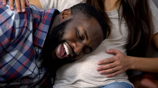 Homem Afro Americano Alegre Ouvindo Bebê Barriga Expectativa Feliz Família — Fotografia de Stock