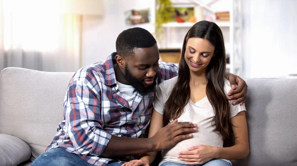 Souriant Homme Afro Américain Caressant Son Ventre Femme Enceinte Futurs — Photo