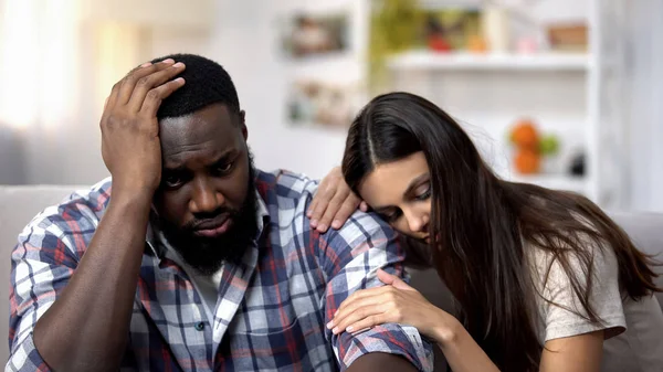 Bonita Namorada Consolando Namorado Afro Americano Problemas Trabalho Apoio — Fotografia de Stock