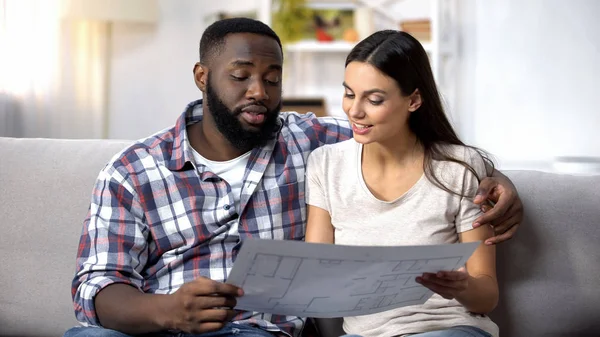 笑顔の女性と黒人男性は 新しい家のインテリアデザインを計画し クレジット — ストック写真