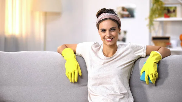 Sonriente Ama Casa Guantes Sentados Sofá Mirando Cámara Hogar — Foto de Stock