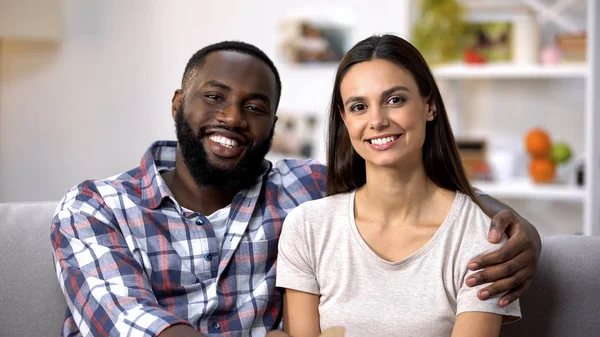 Leende Multirasistiska Par Kramar Och Ser Till Kameran Socialförsäkringen — Stockfoto