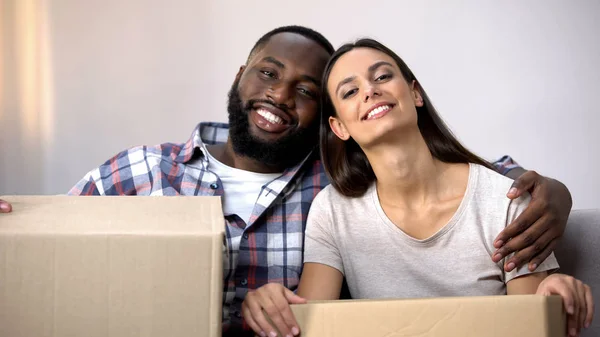 Alegre Familia Multirracial Sosteniendo Cajas Cartón Listo Para Mudarse Nuevo — Foto de Stock