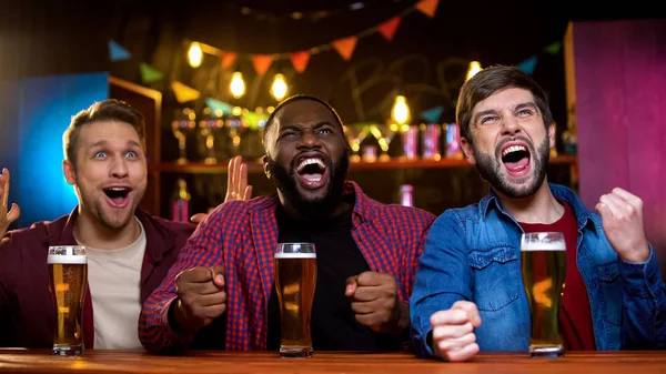 Multiraciale Mannelijke Vrienden Ondersteunen Favoriete Voetbalteam Bar Resultaten Tijd — Stockfoto