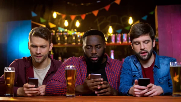 Amigos Multiétnicos Usando Teléfonos Inteligentes Sentados Pub Problema Con Comunicación —  Fotos de Stock