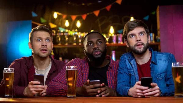 Male Friends Watching Lottery Sitting Bar Checking Numbers Online Bet — Stock Photo, Image