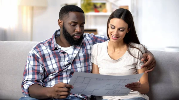 Familia Multirracial Joven Mirando Plan Construcción Eligiendo Diseño Interiores — Foto de Stock