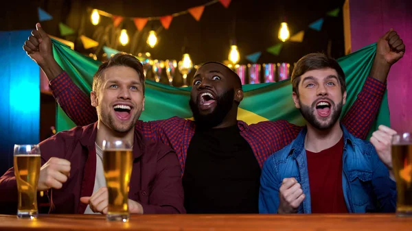 Extrem Glückliche Brasilianische Fans Bejubeln Den Mannschaftssieg Der Meisterschaft Ergebnis — Stockfoto