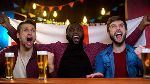 Extremamente Felizes Fãs Multirraciais Torcendo Pelo Time Futebol Segurando Bandeira — Fotografia de Stock