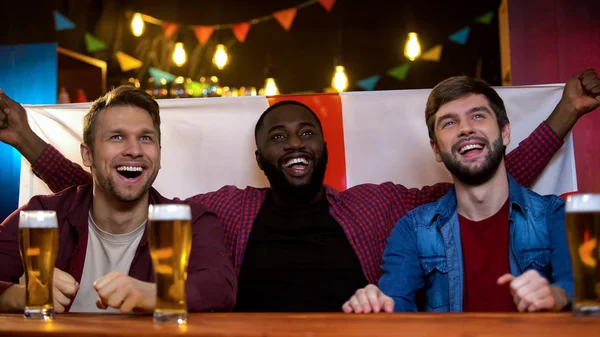 Fãs Multirraciais Felizes Apoiando Representantes Ingleses Concurso Música Bandeira — Fotografia de Stock