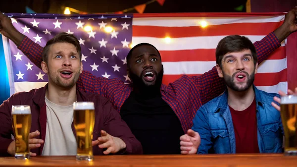 Grupo Fans Americanos Emocionales Apoyando Equipo Favorito Sosteniendo Bandera Concurso —  Fotos de Stock