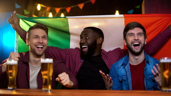 Los Aficionados Fútbol Italiano Celebran Victoria Del Equipo Fútbol Viendo —  Fotos de Stock