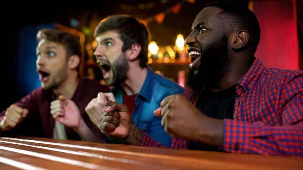 Amigos Felices Celebrando Equipo Fútbol Anotando Gol Gritando Gesticulando —  Fotos de Stock