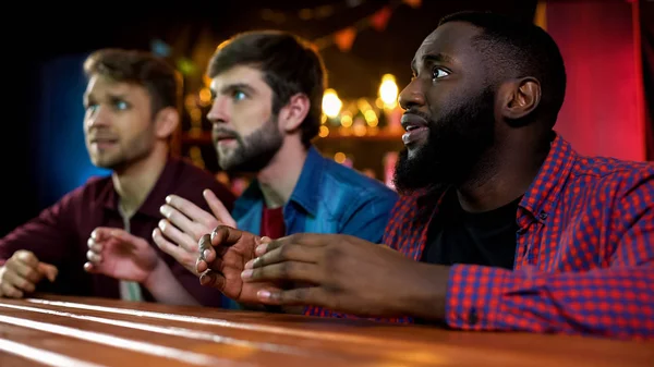 Drei Multiethnische Freunde Sehen Song Contest Fernsehen Bar Bereit Für — Stockfoto