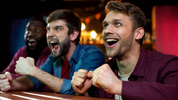 Nervöse Box Fans Verfolgen Lieblingssport Auf Großbildleinwand Bar Turnier — Stockfoto