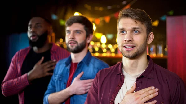 Tifosi Calcio Patriottici Che Ascoltano Inno Nazionale Guardano Partita Bar — Foto Stock