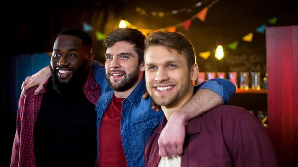 Fröhliche Multiethnische Jungs Die Sich Umarmen Zeit Der Bar Verbringen — Stockfoto