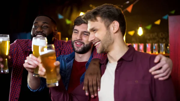 酔っぱらった多民族の友人は ビールグラスを鳴らし パブで時間を過ごす パーティー — ストック写真