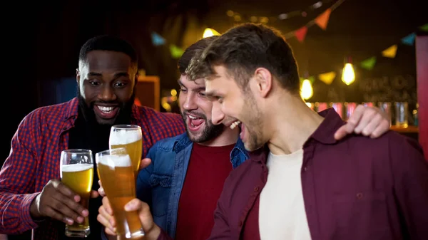Joyful Solteros Multiétnicos Tintineo Vasos Cerveza Viendo Fútbol Pub —  Fotos de Stock