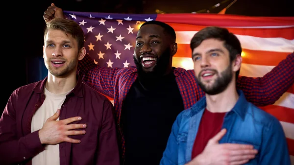 Patriotische Amerikanische Fans Jubeln Dem Team Singen Die Hymne Und — Stockfoto