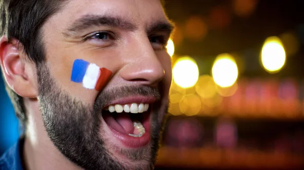 Feliz Guapo Barbudo Francés Ventilador Con Bandera Pintada Mejilla Celebrando — Foto de Stock