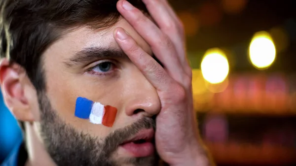 Тривожний Французький Фанат Пофарбованим Прапором Щоці Робить Обличчя Розчарування — стокове фото