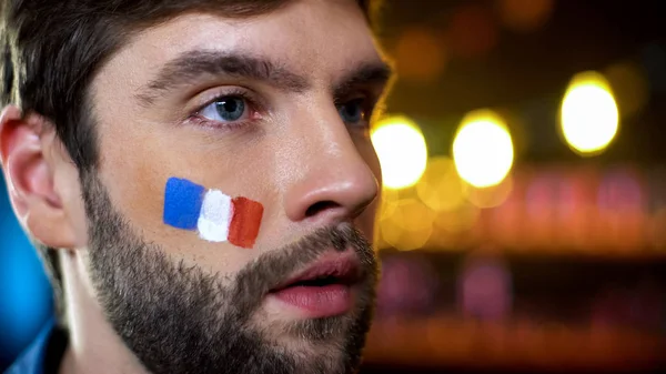 Hombre Francés Con Bandera Pintada Mejilla Apoyando Nacional Tiempos Difíciles — Foto de Stock