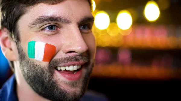 Włoski Fan Malowane Policzek Flagi Uśmiechnięty Oglądania Sportu Konkurencji — Zdjęcie stockowe