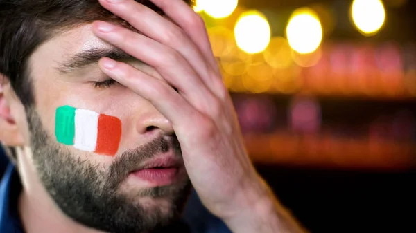 Nerveuze Bebaarde Mannelijke Fan Met Italiaanse Vlag Wang Maken Facepalm — Stockfoto