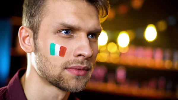 集中的人与意大利国旗的脸颊 在酒吧观看体育 — 图库照片