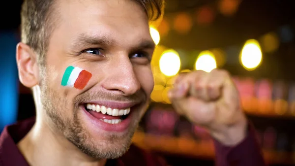頬の叫び声に描かれた旗を持つ陽気なイタリアのファン チームの得点 — ストック写真
