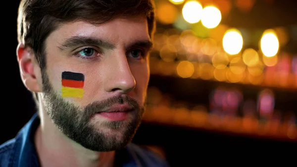 Besviken Man Med Tyska Flaggan Ansiktet Missnöjd Med Valresultat — Stockfoto