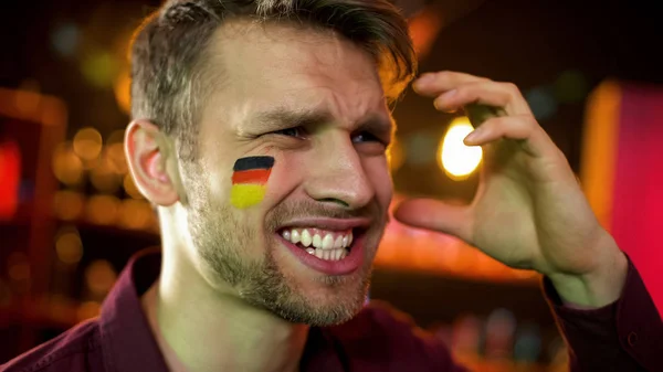 Teleurgesteld Mannelijke Fan Met Duitse Vlag Geschilderd Wang Zwaaiende Hand — Stockfoto