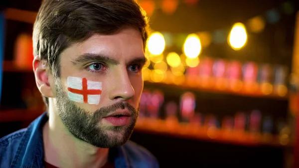 Нервовий Фанат Прапором Англії Щоці Уважно Дивиться Спортивну Гру — стокове фото