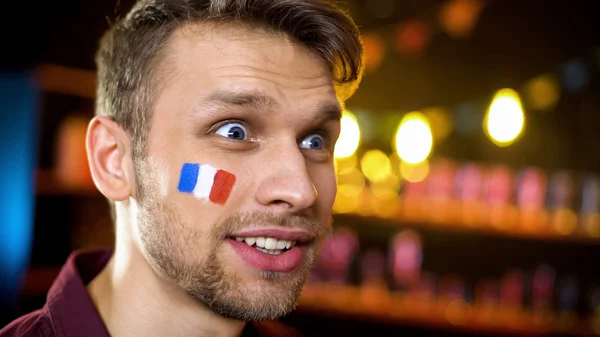 Knappe Man Met Verrukking Kijken Show Ondersteunende Franse Deelnemer — Stockfoto